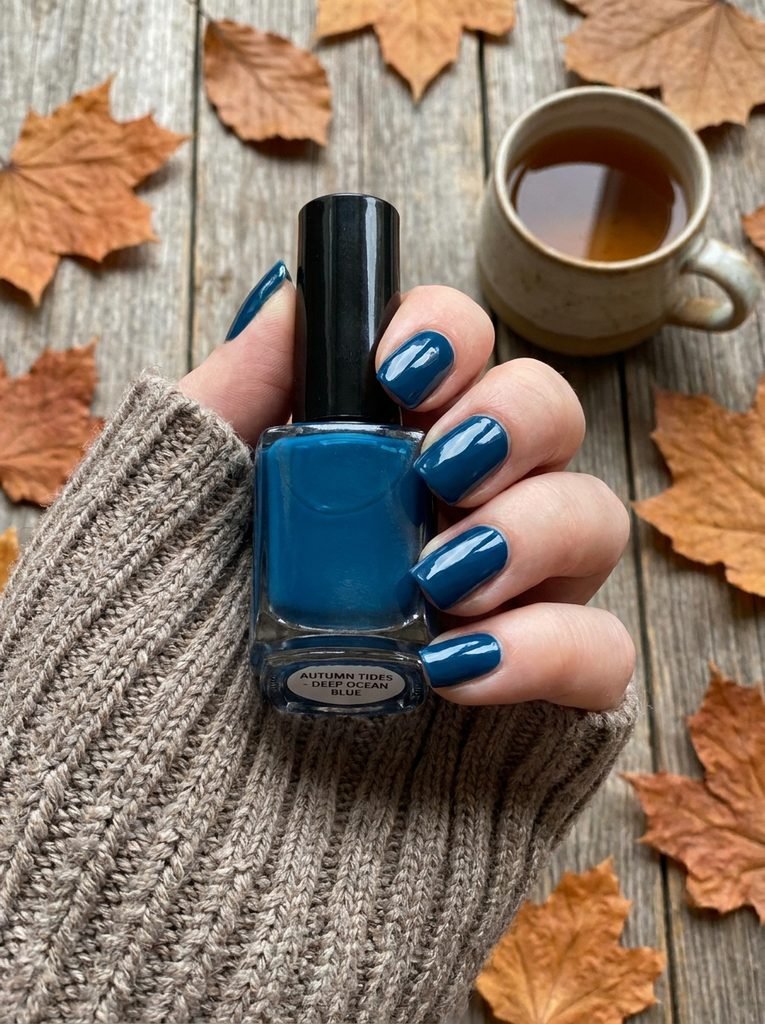 Deep ocean blue nail polish as a fall color choice